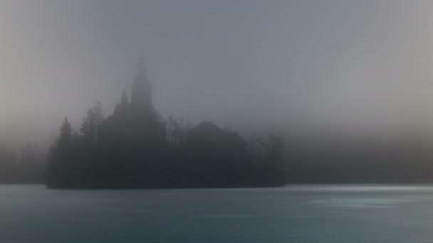 Wyspę Bled Lake we mgle w zimowy dzień z Iced Lake. UHD 4K Czas pracy. — Wideo stockowe