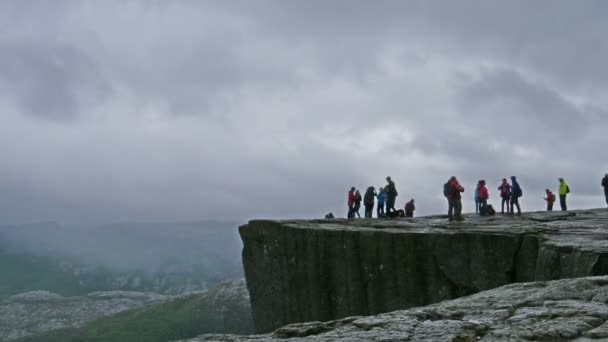 Preikestolen na Lysefjorden, Norwegia. Skała z ambony nad klifem. 4k Czas przestoju — Wideo stockowe