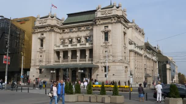 セルビア・ベオグラード共和国広場の国立歌劇場 — ストック動画