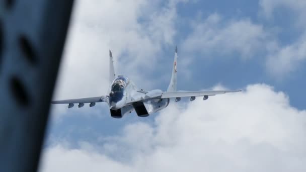 Истребитель МиГ-29 в полете. Боевое видео в формате UltraHD 4K. — стоковое видео