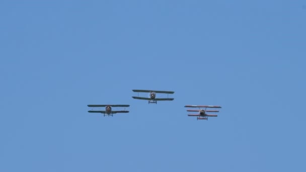 Formação de aeronaves da Primeira Guerra Mundial. Red Baron Fokker Dr. 1 e Sopwith Camel — Vídeo de Stock