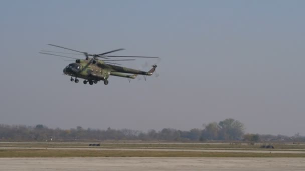 Mil Mi-17 Helicópteros de quadril para transporte de tropas chegam ao campo de batalha — Vídeo de Stock