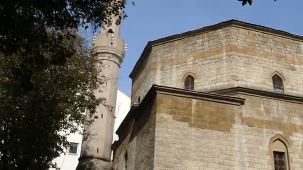 Zewnętrzny meczet Bajrakli z minaretem jest jedynym meczetem osmańskim w Belgradzie — Wideo stockowe