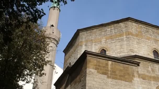 Externe van Bajrakli moskee met minaret is de enige Ottomaanse moskee in Belgrado — Stockvideo