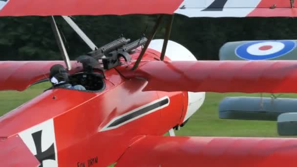 Triplane Fokker van Red Baron belast met een First Wold War Brits tweedekker — Stockvideo