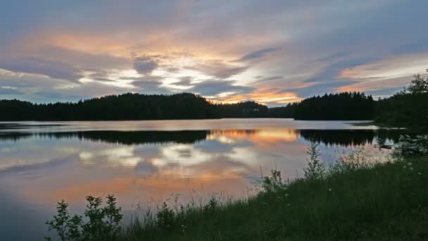 Ein Sonnenuntergang über einem Gewässer — Stockvideo