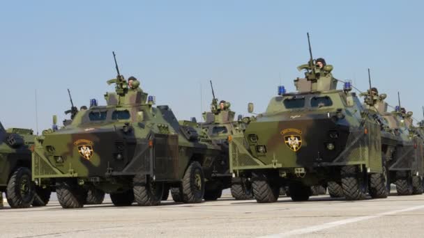 Veículos militares blindados da força armada sérvia em camuflagem mimética verde — Vídeo de Stock