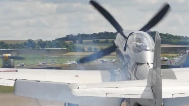 Motor de partida de um P-51 Mustang Estados Unidos Aeronave de Combate da Segunda Guerra Mundial — Vídeo de Stock