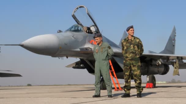 Pilote de chasse militaire devant l'avion MiG-29 Fulcrum de l'armée de l'air serbe — Video