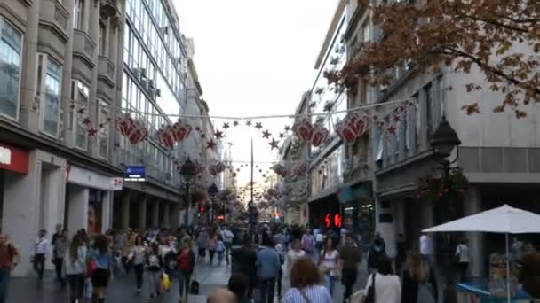 Pessoas e turistas caminham na principal estrada pedestre do centro da cidade de Belgrado — Vídeo de Stock