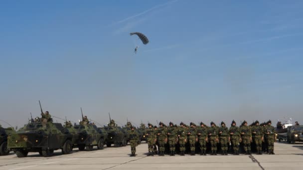 Véhicules militaires blindés en vert camouflage mimétique un atterrissage parachutiste — Video