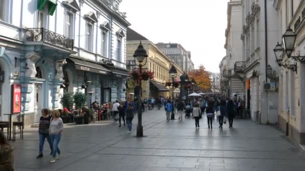 Καταστήματα και άνθρωποι στο δρόμο για ψώνια στο κέντρο της πόλης του Βελιγραδίου — Αρχείο Βίντεο