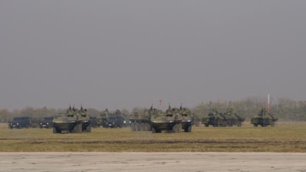 Gepantserde voertuigen in groene mijlpaal van Servië Militaire uitrusting van de strijdkrachten — Stockvideo