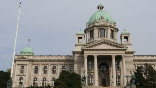 Edifício do parlamento sérvio, em Belgrado é um marco e atração turística — Vídeo de Stock