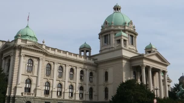 Serbiens nationalförsamlings hus, serbiskt parlament, i Belgrad — Stockvideo