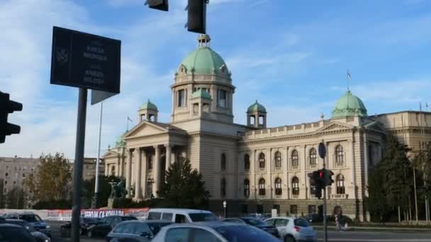 Autoverkehr und Umweltverschmutzung an einer Ampel vor dem serbischen Parlament — Stockvideo