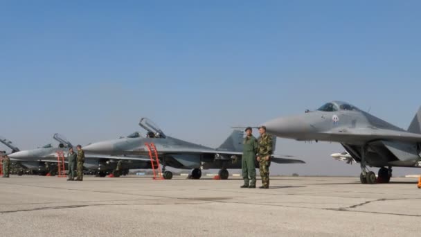 Widok przechyłu pilotów myśliwców bojowych i serbskich sił powietrznych MiG-29 Fulcrum — Wideo stockowe