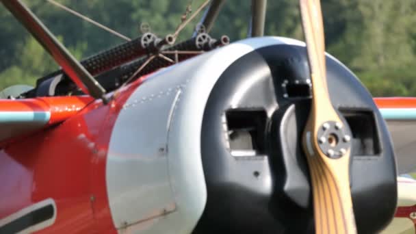 Närbild av Triplane den röda baronen von Richthofen ess i första världskriget — Stockvideo