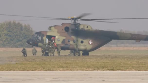 Soldados de infantaria carregam uma maca com um soldado ferido para resgatar helicóptero — Vídeo de Stock