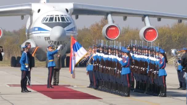Президент Сербии Вучич с военным оркестром и солдатами в Слободе — стоковое видео