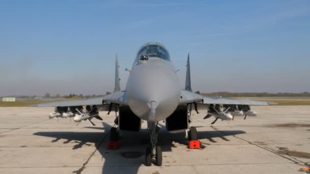 Nariz de un caza de combate MiG 29 fulcro con misiles aire-aire rusos — Vídeos de Stock