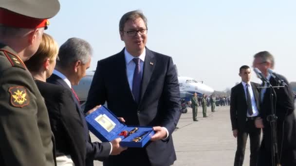 Russische minister van Defensie generaal Sergei Shoigu en Servische president Vucic — Stockvideo