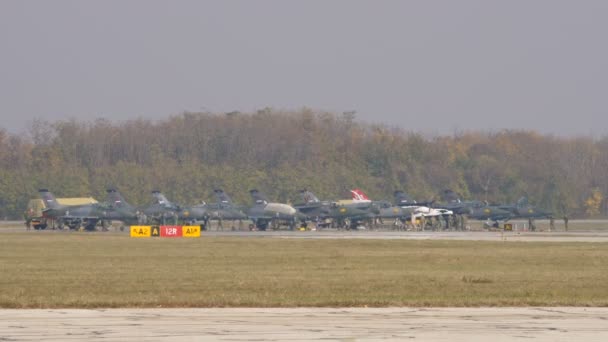 Serbiska Soko J-22 Orao och G-3 Galeb militära flygplan i Mimetic Camouflage — Stockvideo