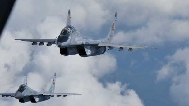 Kampfflugzeuge aus der Zeit des Kalten Krieges im Flug. Bulgarische MiG29 Fulcrum Air zu Air. — Stockvideo