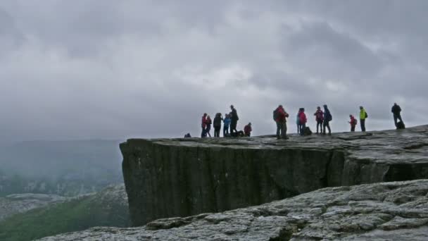 Preikestolen Pulpit Rock felett Lysefjorden Norvégiában Skandináviában. UHD időintervallum. — Stock videók