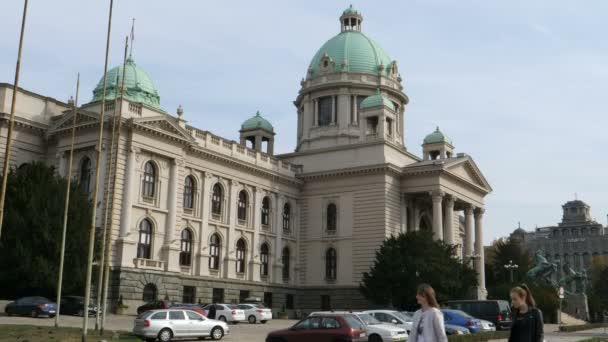 Serbian kansalliskokouksen, Serbian parlamentin, talo Belgradissa — kuvapankkivideo