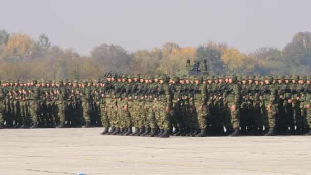 Спеціальні сили марширують на параді з військовим обладнанням і засобами пересування — стокове відео