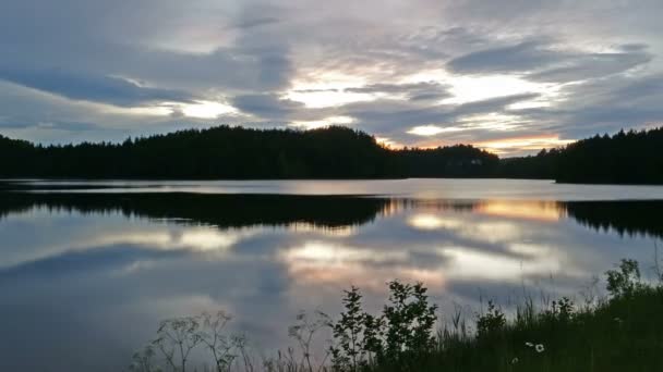 ノルウェーの湖の上に雲と山の反射があるサンセット4kタイムラプス — ストック動画