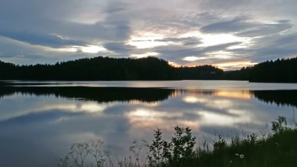 Sunset 4k TimeLapse with Clouds and Mountains Reflections over a Norvegian Lake — стоковое видео