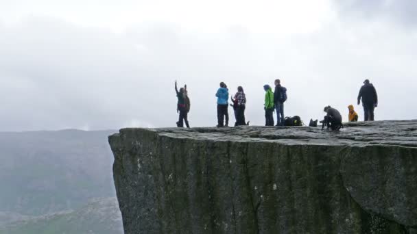 Un grupo de personas de pie sobre una roca — Vídeos de Stock