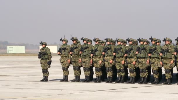 Στρατιώτες Ειδικών Δυνάμεων με Στρατιωτικό Εξοπλισμό μάχης σε πράσινη μιμητική στολή — Αρχείο Βίντεο