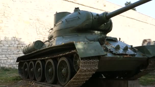 Cannons, tanks and artillery at Belgrade Kalemegdan Fortress Military Museum — Stock Video