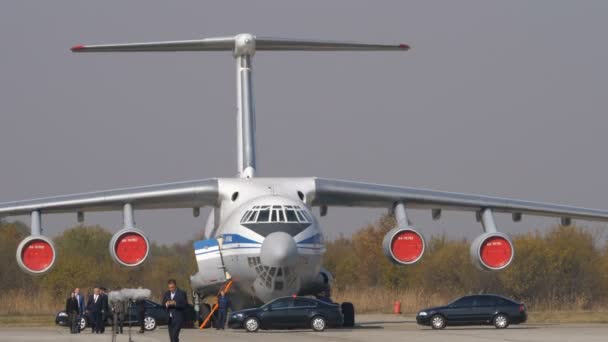 Avião de carga militar russo com carros diplomáticos e políticos sérvios — Vídeo de Stock