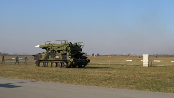 Misiles aire-aire en un vehículo rastreador militar con camuflaje mimético verde — Vídeos de Stock