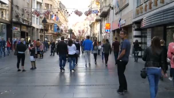 Ludzie chodzą w głównej ulicy turystycznej pieszych w centrum Belgradu — Wideo stockowe