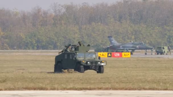 Humvee Car Mimetic Green con soldados en el campo de batalla durante el entrenamiento del ejército — Vídeos de Stock