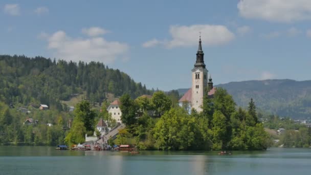 Slovenya 'daki Bled Gölü' nde Katolik Kilisesi olan ada 4K UHD Zaman Çizelgesi — Stok video