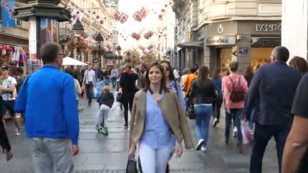 Leende ung flicka promenad i huvud gågata turistiska gatan i Belgrad centrum — Stockvideo