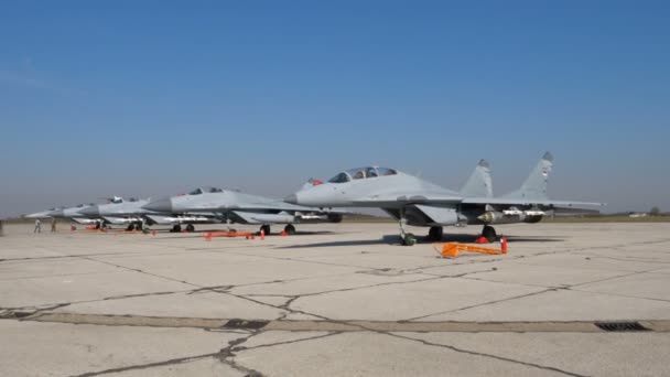 Grupo de Aeronaves Militares de Combate estacionadas na Base Aérea com Bombas e Foguetes — Vídeo de Stock