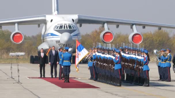 Republiken Serbiens president Vucic med militärt band och soldater i Sloboda — Stockvideo