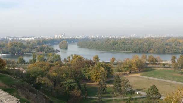 Panorama de Belgrado en confluencia de Sava y Danubio con Novi Beograd — Vídeos de Stock