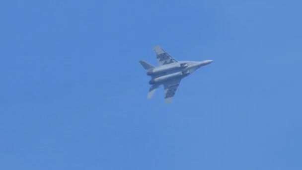 Força Aérea Sérvia Supersonic Fighter Jet MiG 29 em voo de alta velocidade no céu azul — Vídeo de Stock