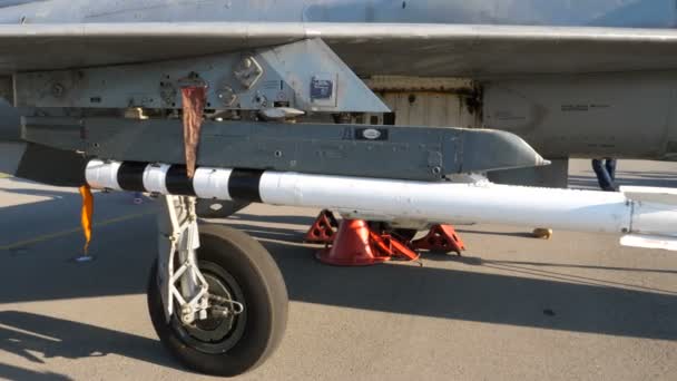 Vue de l'air à l'air missile russe sous l'ère soviétique jet militaire MiG 21 — Video