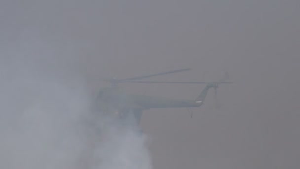 Luftburna trupper stiger ner från bakluckan på en militär helikopter gömmer sig genom rök — Stockvideo