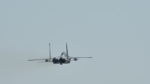 Supersonische militaire gevechtsvliegtuigen McDonnell Douglas Boeing F-15 Adelaarsvlucht — Stockvideo