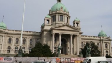 Sırp parlamentosu Belgrad 'da Arnavut teröristler ve NATO' ya karşı posterlerle
